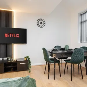 Sophisticated & Stylish Flat Near Airport - Sleeps 9 Apartment